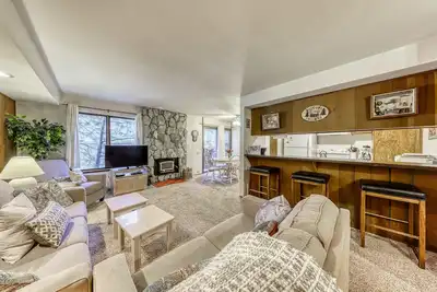 Image de Spacieux condo w / partagée, piscine saisonnière, bain à remous, et salle de jeux - près de la montagne