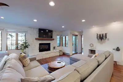 Image de Marchez jusqu'à Canyon Lodge! Condo rénové et récemment meublé, frais et propre