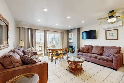 Image de Dog-friendly, maison en bord de mer w / vues, WiFi gratuit, et accès à la plage!