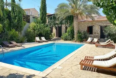 Image de Belle maison de campagne avec A \/ C, WiFi et piscine partagée dans le village historique de Choirokoitia