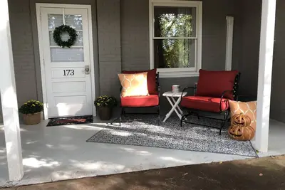 Image de Only Two Blocks from Main Street!