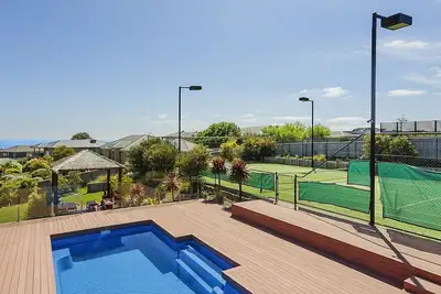 Image de Plaisir en plein air au soleil - Piscine et court de tennis