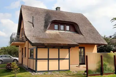 Image de Reet-Ferienhaus Antje - avec sauna, chaise de plage, bateau Ă moteur. . .
