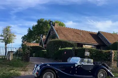 Image de De belles maisons de vacances au charme authentique face au lac.