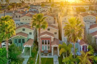 Image de ÉNORME Beach House! 4 blocs de la plage. 4 chambres, 10 lits. Legoland, Seaworld.