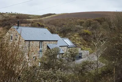 Image de The Mill House, Nolton Haven Convient aux familles et aux animaux de compagnie avec bain Ă remous et poĂŞle Ă bois