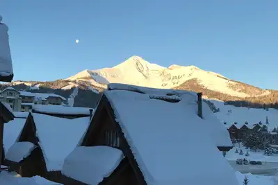 Image de Ski-in Ski-out Mountain Village Chalet avec bain à remous privé