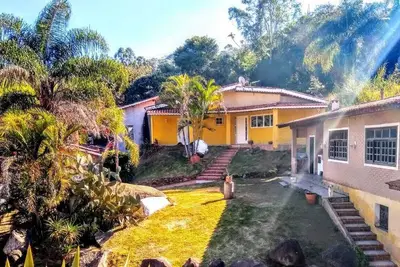 Image de Cozy Yellow House