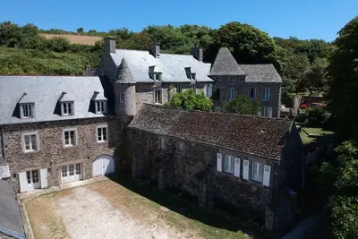 Image de large capacity gîte, close to hiking trails and surf school