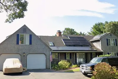 Image de Belle maison de Cape Cod sur Long Pond à Harwich, Ma