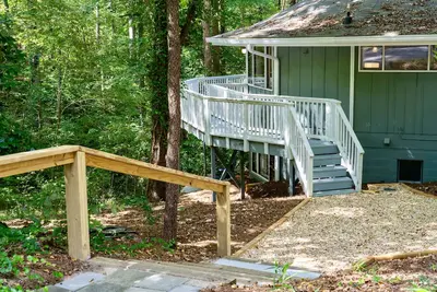 Image de Maison contemporaine de deux étages dans la ville près de Duke
