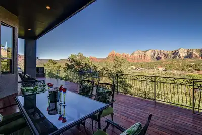 Image de 360 vues! 5 Bdrms, 3. 5 Bath. 11 personnes. Spa privatif, salle de jeux et plus!