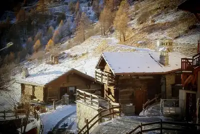 Image de Un ancien rascard de conte de fées, un chalet en pleine nature