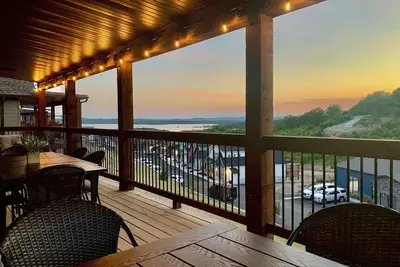 Mossy Rock Lodge à Chateau Cove! Vue sur le lac! Table de billard, foyer, Brand New!