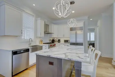 Image de Piscine privée! Magnifique 5 Br Rehoboth Beach Home pour 12 personnes Park & Walk!