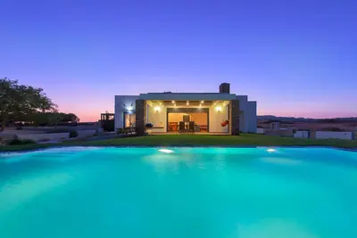 Image de Villa en bord de mer et avec piscine Ă Cristelia