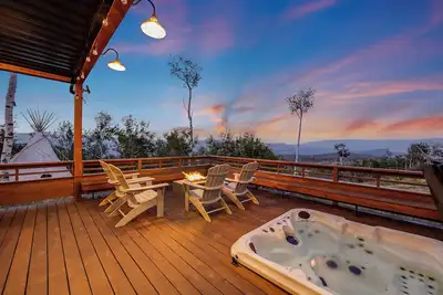 Image de Nouveau! Chalet moderne avec vue sur le balcon + cheminée!