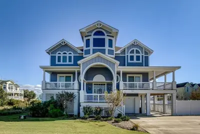 Image de Douce maison Caroline | Piscine privée, bain à remous | 1750 ft de la plage | Corolle