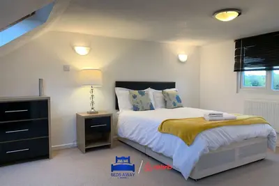 Image de Spacieuse maison moderne de 6 chambres avec 2 suites et parking