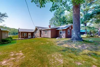 Image de Maison isolée au bord du lac avec quai privé, cheminée et foyer extérieur - chiens Ok!