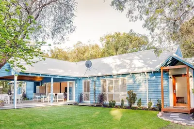 Image de Blue House: une rue de la plage