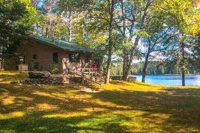 Image de Dog-friendly, cabine au bord du lac avec débarcadère privé, foyer et foyer au gaz
