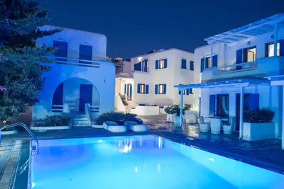 Situé au cœur de la ville de Mykonos, à l'intérieur du complexe Oasis avec une piscine commune!