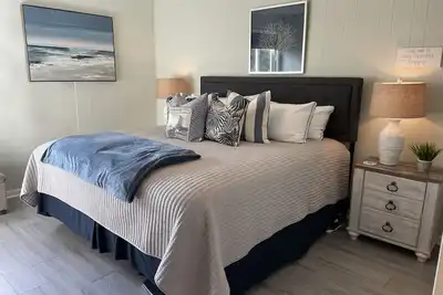 Image de Condo de luxe récemment rénové face à la plage - Idéal pour les couples et les petites familles!