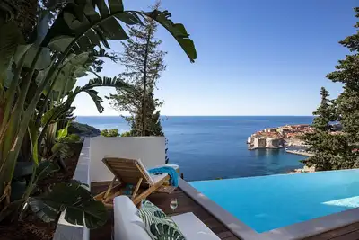 Image de Villa de luxe avec piscine intérieure et piscine à débordement extérieure avec des vues spectaculaires