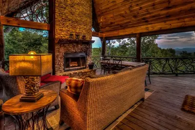 Image de Uplifting- Exquisite Mountain Retreat | Grand bain à remous relaxant | 13 miles du centre-ville