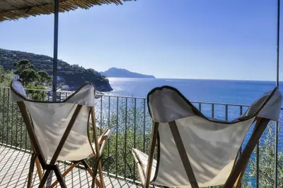 Image de Casa Leyla entourée par la mer