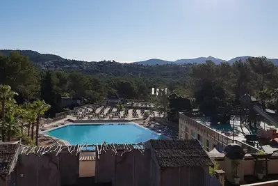 Bungalow dans camping 5 etoiles, Piscine, jacuzzy