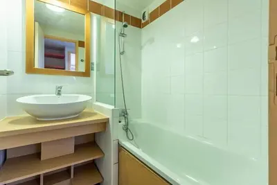 Image de 150m des commerces, étage -4, vue bâtiment, piscine, balcon, casier à ski, 32m², La Plagne