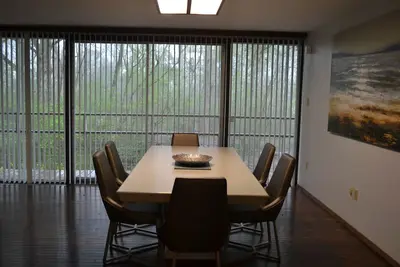 Image de Maison moderne rénovée au milieu du siècle sur Highland Road