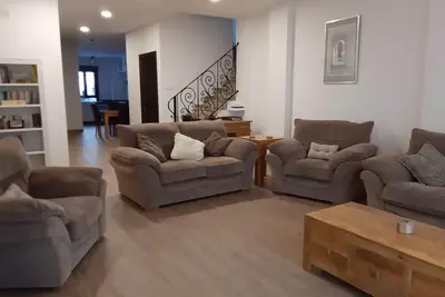 Image de Nouvelle maison de ville de style traditionnel avec un emplacement central