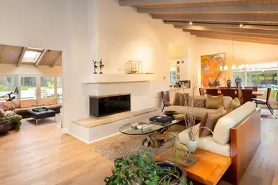 Image de Maison isolée de cinq chambres à coucher de Carmel!