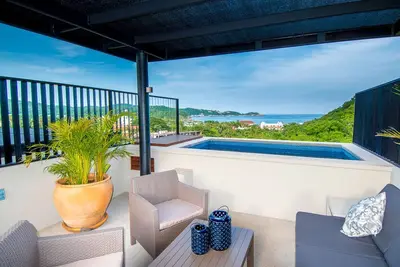 Image de Condo moderne avec terrasse privée et piscine