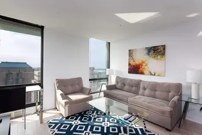 Image de Luxe, entièrement meublé, 1 chambre à coucher Reston Town Center Apartment