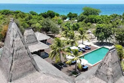 Image de K A N D O R Une villa, une villa luxuriante en bord de mer.