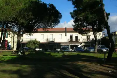 Image de 1° floor holiday apartment sleeps 2\/3 at 100m from the beach. Free Wifi, dogs allowed.