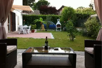 Image de Very popular with private garden & gazebo! Attractive ground floor apartment in 4-part villa, recen