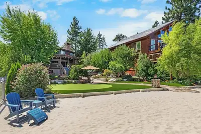 Image de Steal Away Bay: \"Kawa\" Construit au bord du lac avec une vue incroyable! Salle de jeux avec table de billard! Jacuzzi!