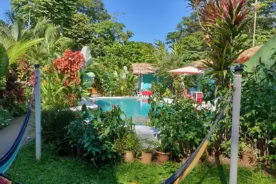 Image de Appartement frais avec superbe piscine et jardin