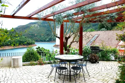 Image de Riverside - Belle maison dans un emplacement incroyable avec vue sur la rivière