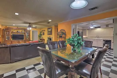 Image de Nouveau! Maison spacieuse w \/ Deck ~ 2 mi au lac Arlington!