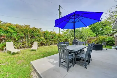 Image de Nouveau! Pet-Friendly Home w / Yard ~ 6 miles de la plage!