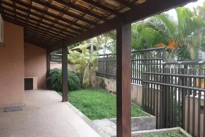 Image de Maison indépendante confortable dans un condominium avec sécurité et zone de loisirs.
