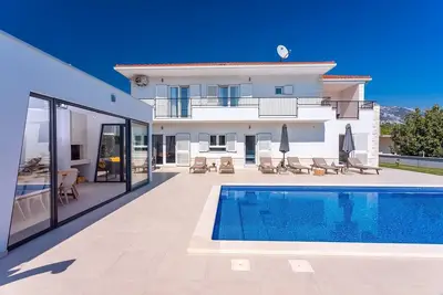 Image de Villa Almic with heated pool, 5 bedrooms, Media room, multi-use playground court
