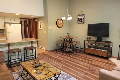 Image de Condo 2 chambres Frisco Main St, situé sur la ligne de bus gratuite et à proximité des restaurants