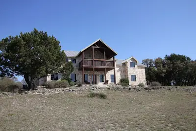 Image de Grande maison, grands espaces ouverts et une piscine privée parfaite pour les grandes familles